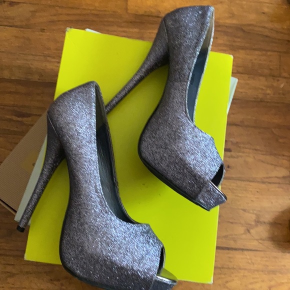 Heels - Picture 3 of 4